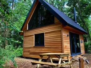 Alfriston Woodland Cabins - Badgers Rest -and dogs